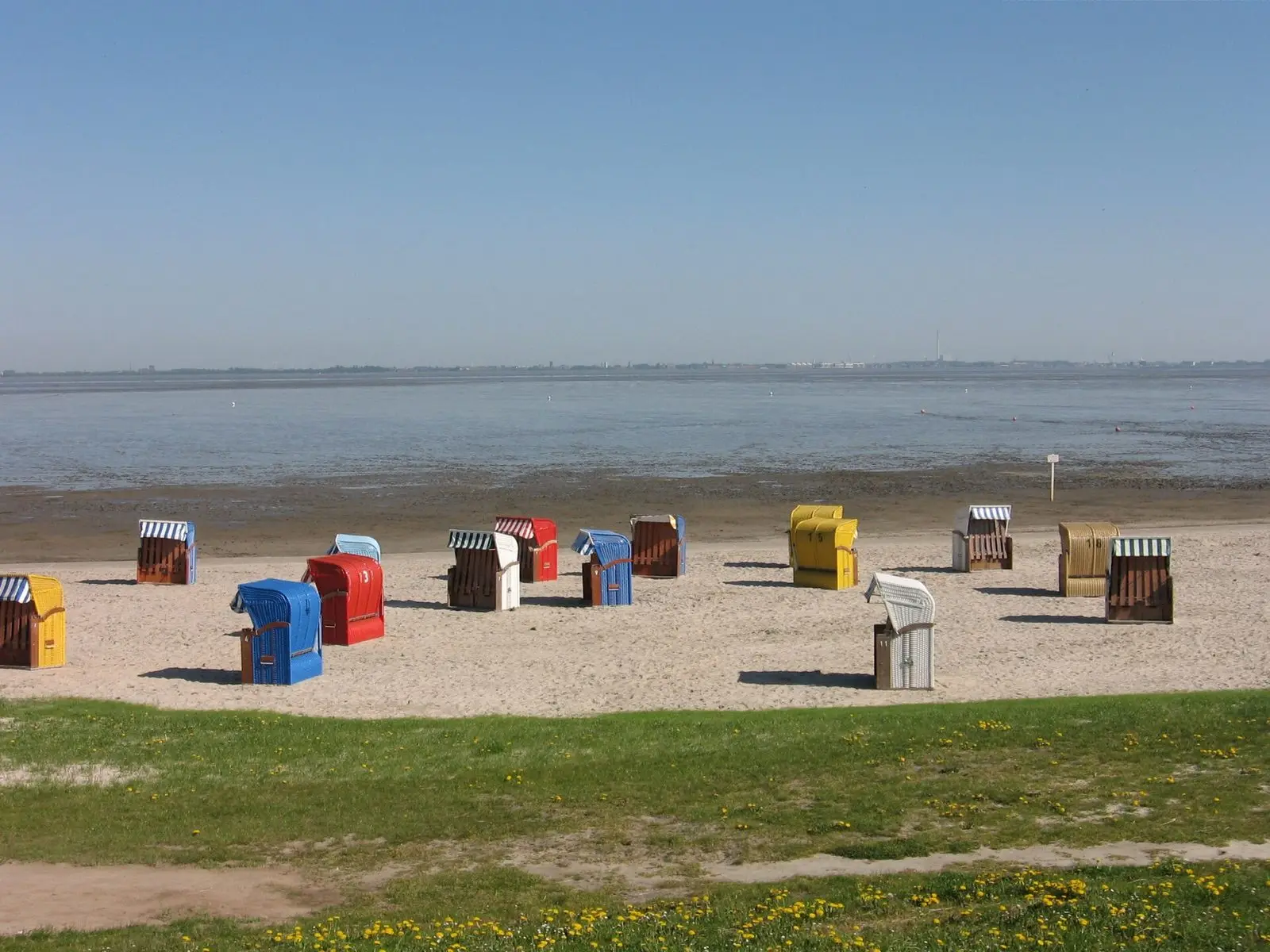 Sandstrand mit bunten Strandkörben am Dangaster Oststrand vor dem Jadebusen