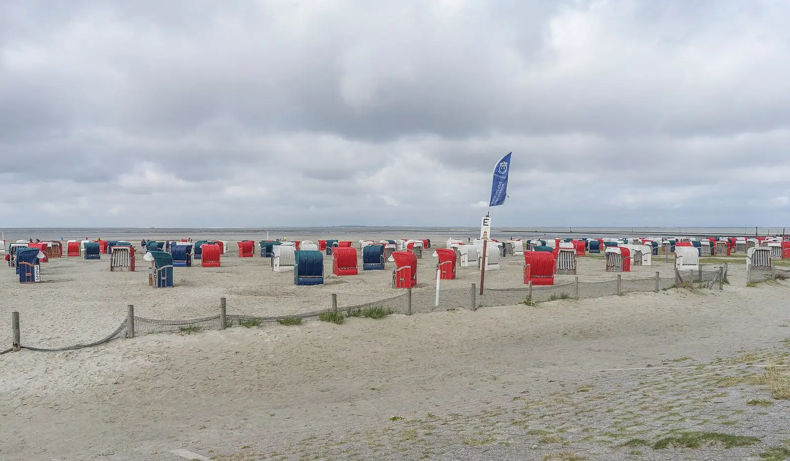 Weiter Sandstrand von Bensersiel mit vielen Strandkörben am Wasser