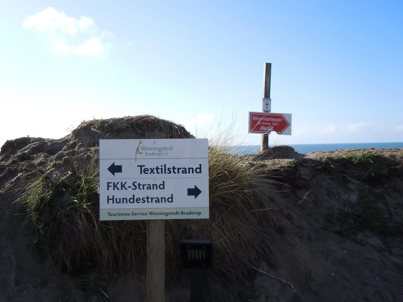 Wegweiser in den Dünen von Wenningstedt: links Textilstrand, rechts FKK- und Hundestrand
