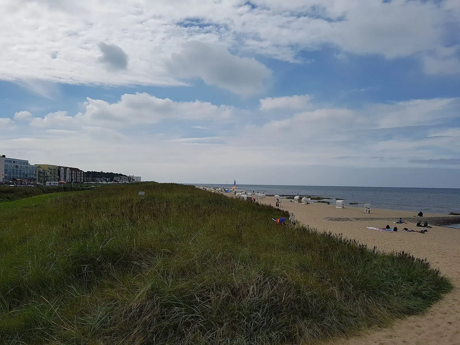 Grasbewachsene Dünenkante und Sandstrand in Sahlenburg mit Blick Richtung Duhnen