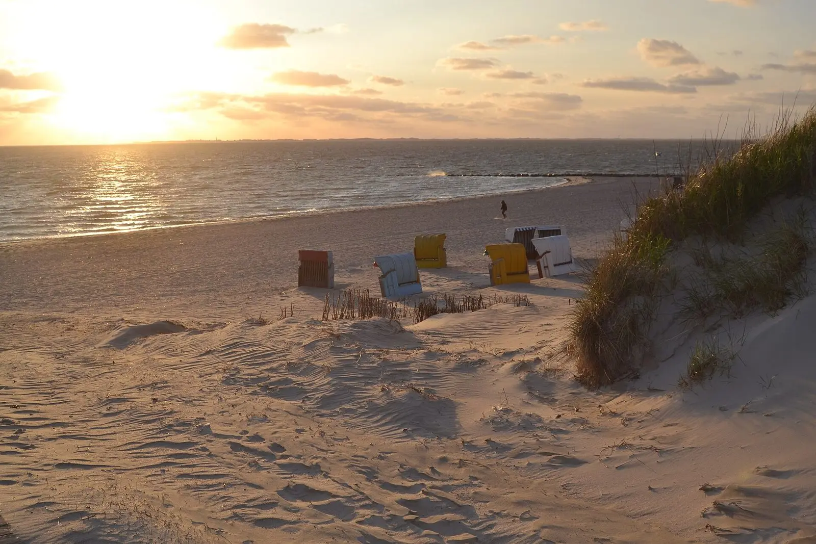 Abendstimmung am Strand von Utersum mit Strandkörben und Düne