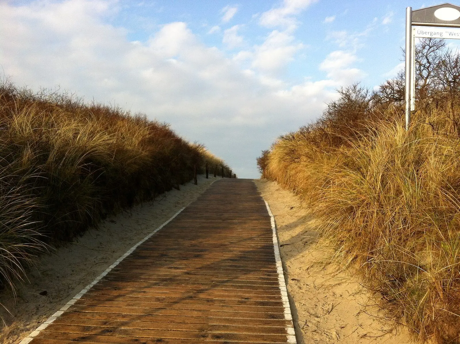 Holzsteg am Dünenübergang West auf Langeoog