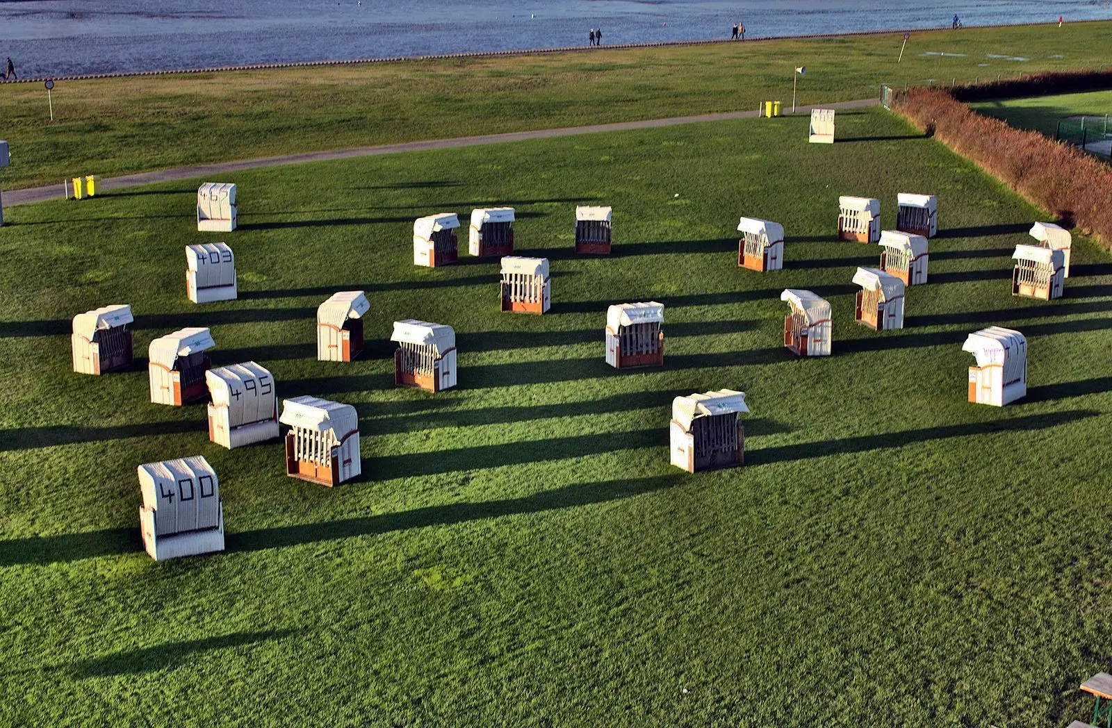 Strandkörbe auf dem Grünstrand von Norddeich im Abendlicht