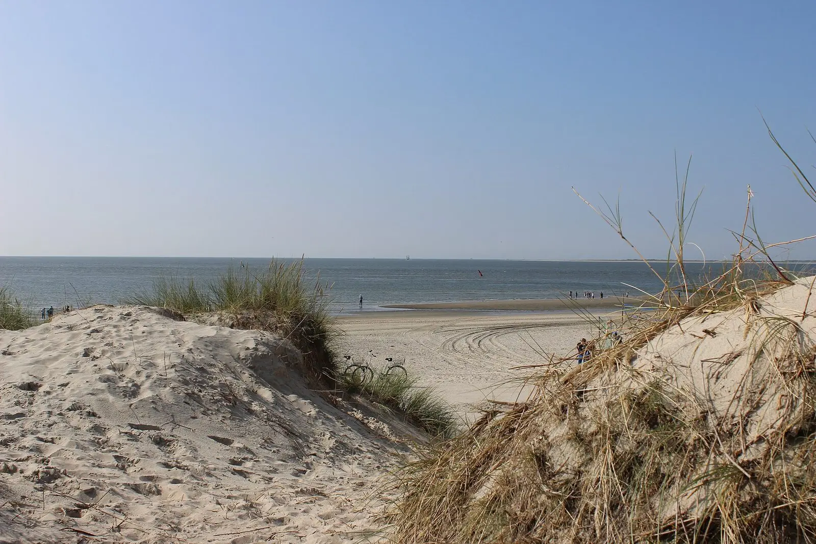 Blick zwischen zwei Dünen hindurch auf Strand und Meer von Norderney