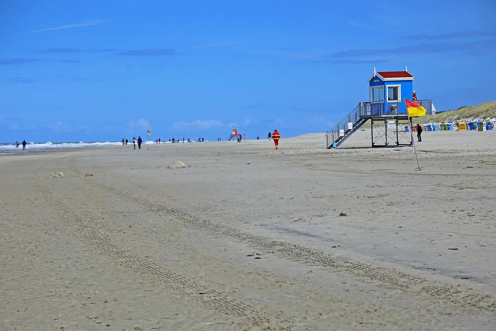 Weiter Sandstrand von Langeoog mit Rettungsschwimmerturm