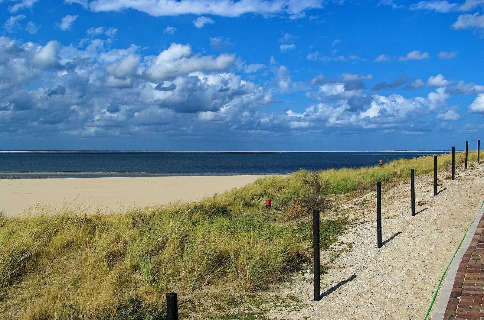 Dünenweg am Strand von Texel mit Blick nach Norden