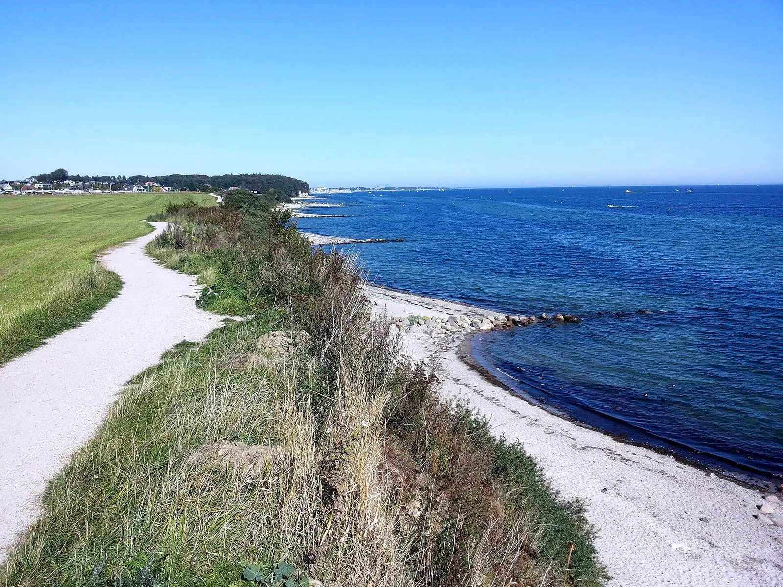 Weg auf dem Hochufer südlich von Grömitz mit Blick über die Bucht und den Strand