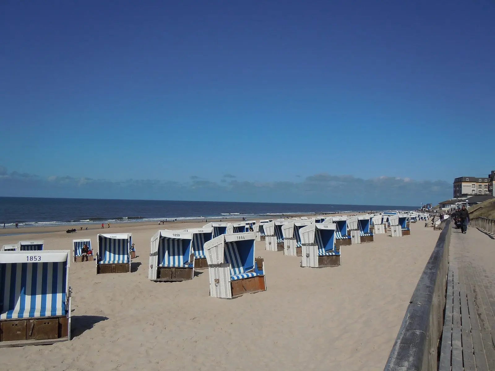 Strandkörbe am Weststrand vor der Westerländer Seepromenade