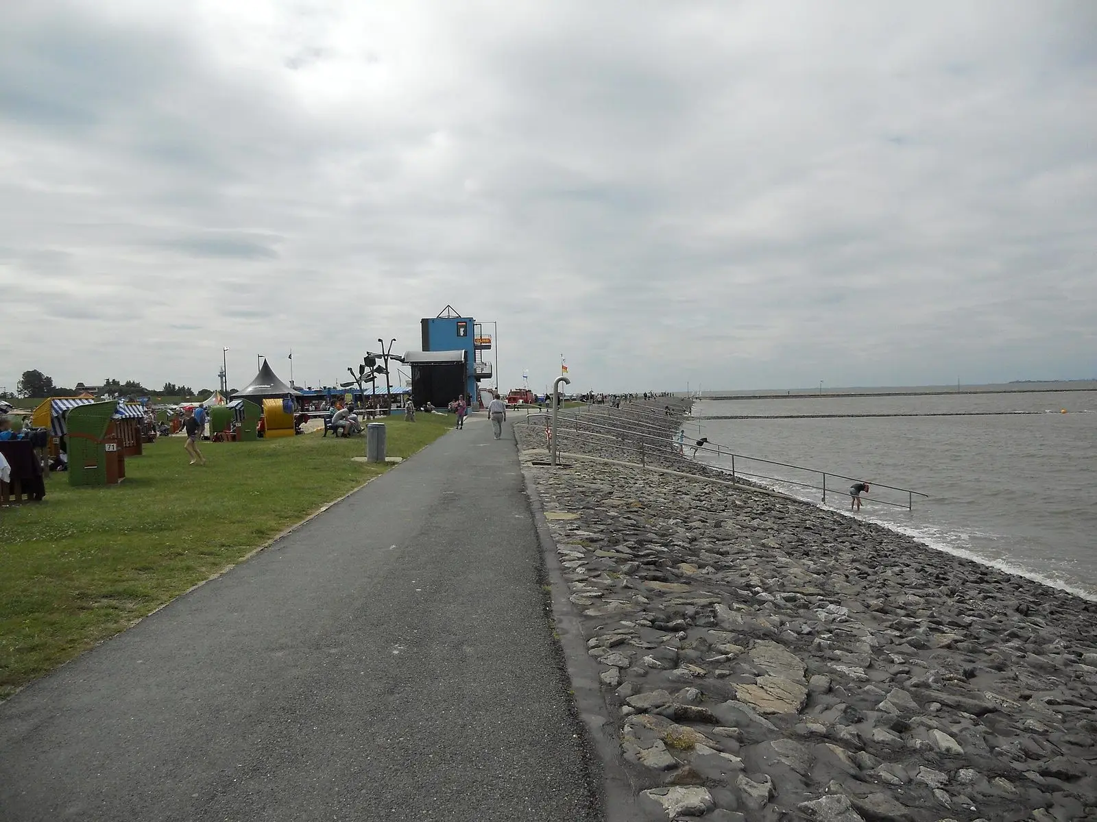 Strandpromenade in Tossens zwischen Rasenstrand und Steinböschung