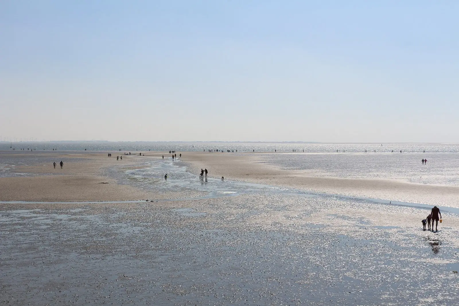 Weites Sandwatt vor Büsum bei Ebbe in glitzerndem Gegenlicht