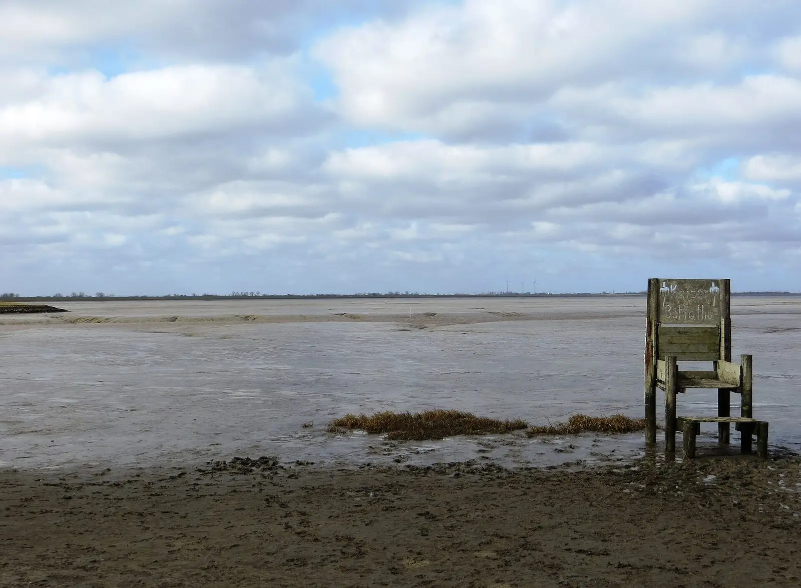 Hölzerne Stuhl-Skulptur im Watt vor Dangast