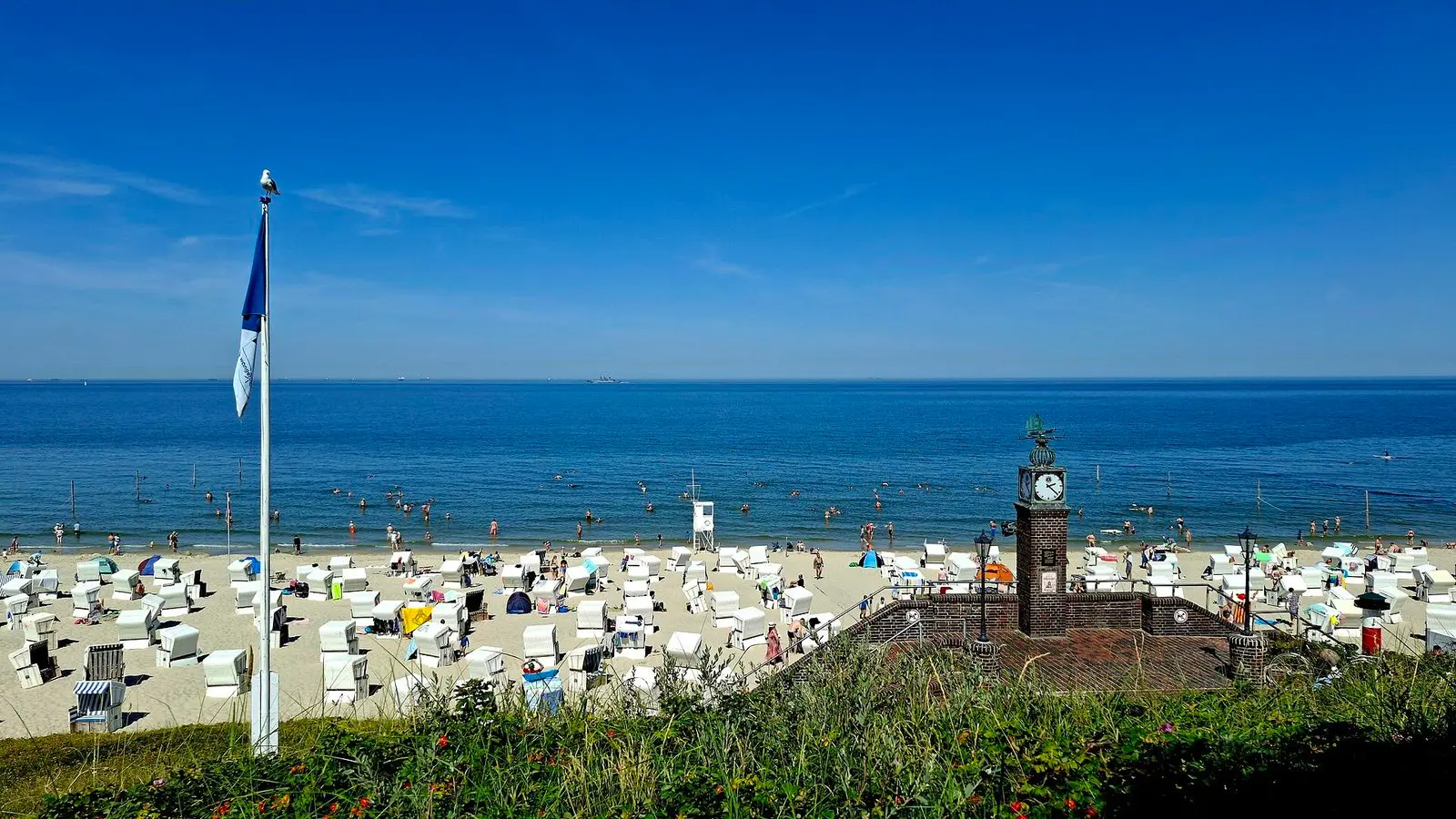Strandpromenade von Wangerooge mit Blick auf Strand und Meer