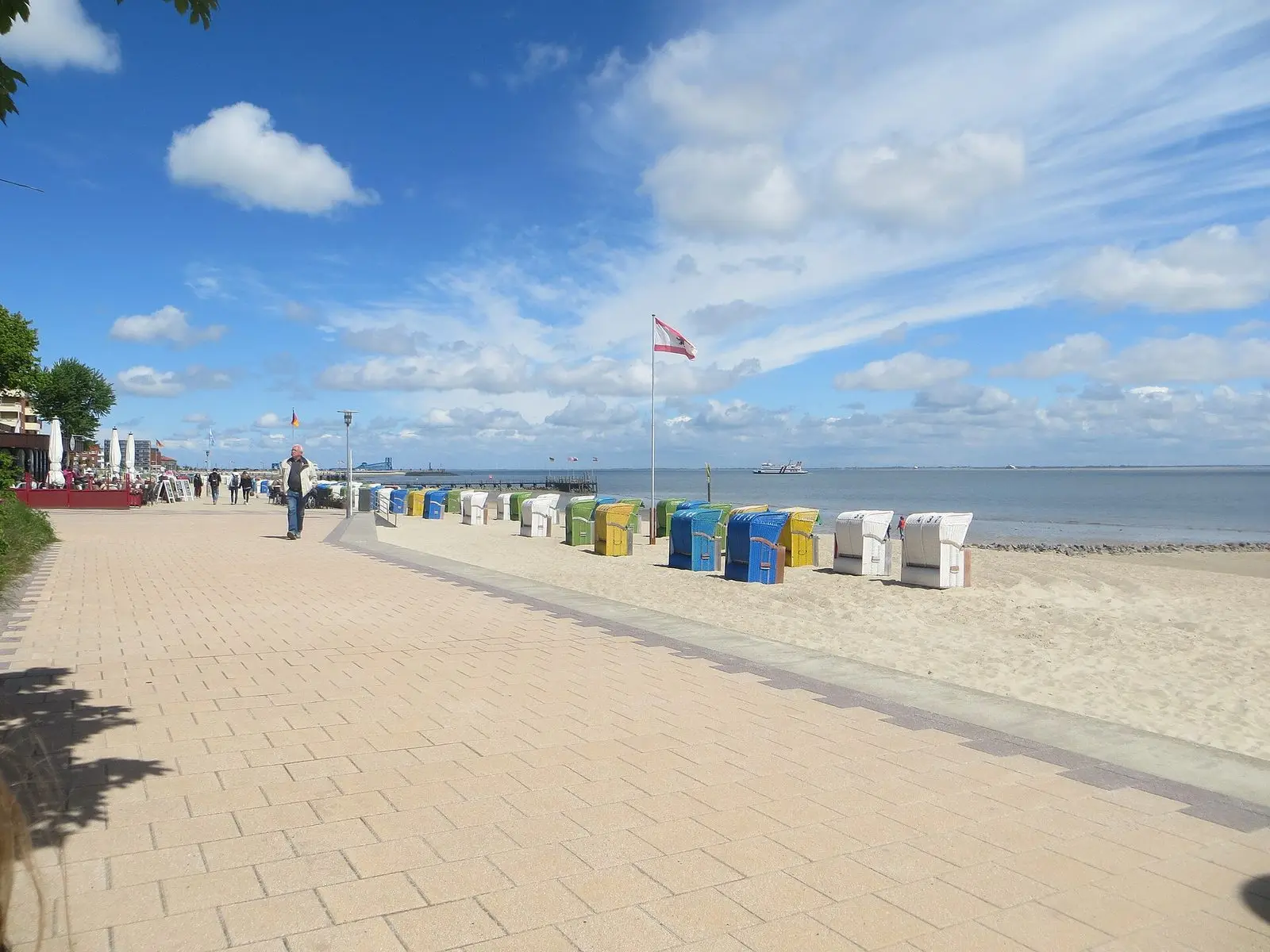 Strandpromenade am Wyker Sandwall mit bunten Strandkörben