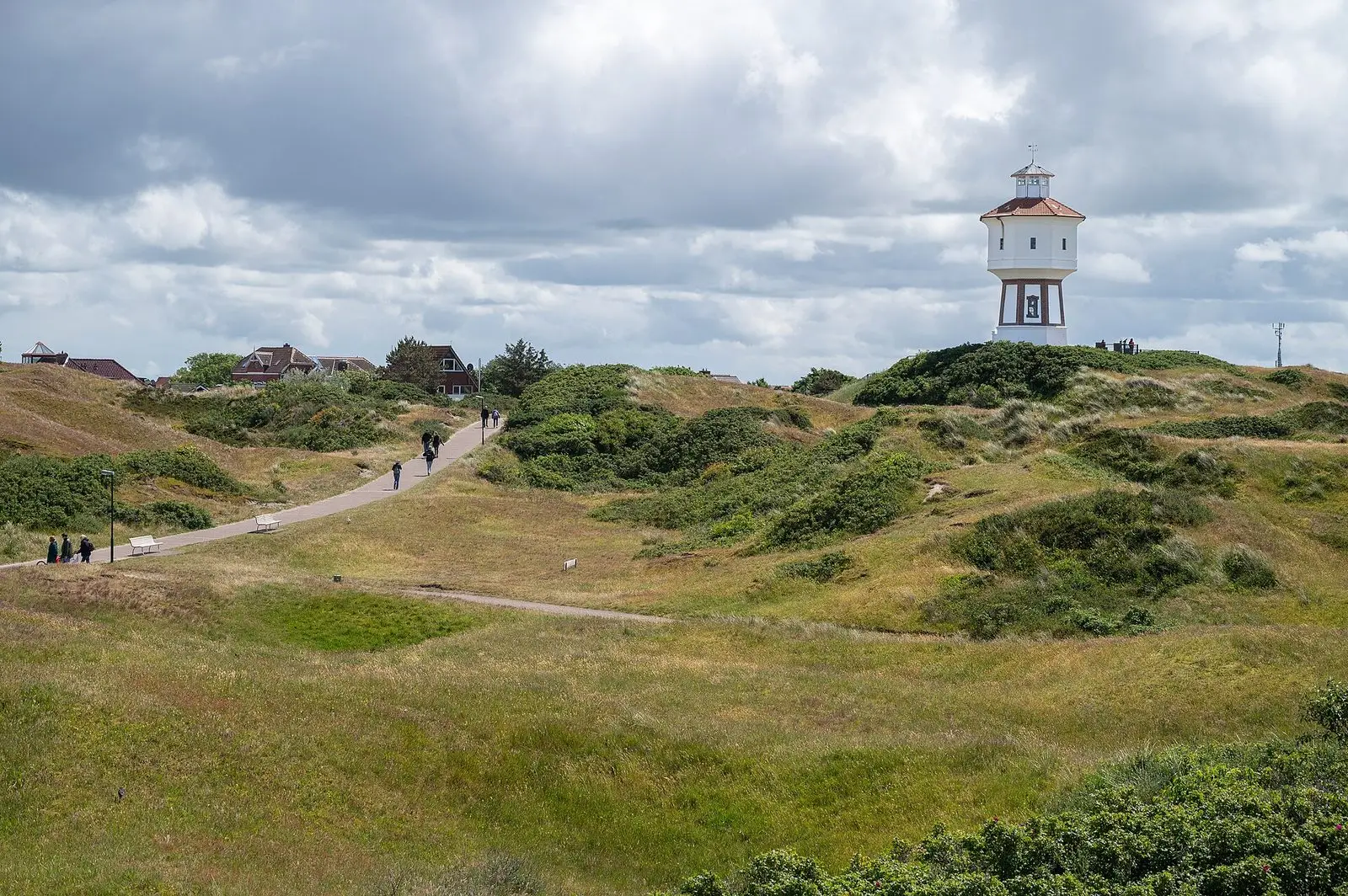 Blick über die Dünen auf den Wasserturm von Langeoog