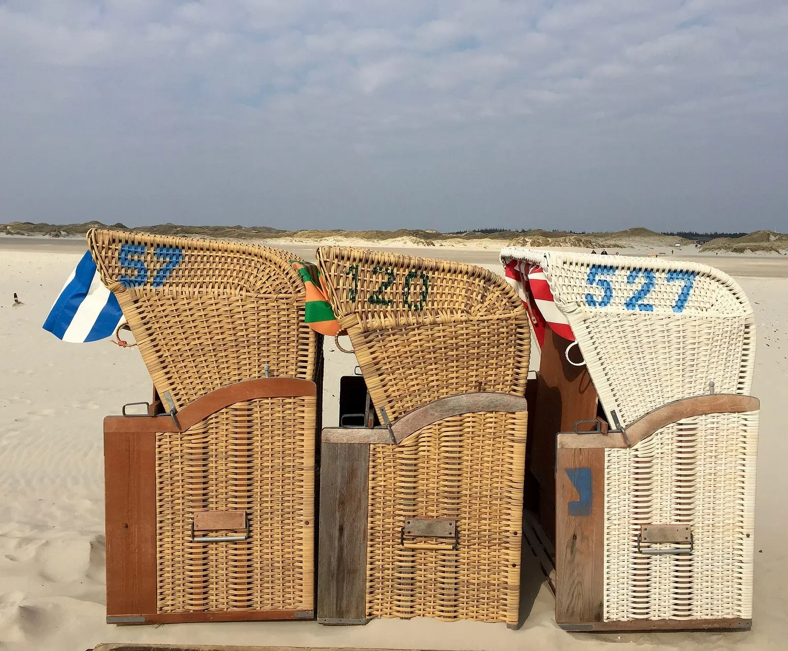 Drei Strandkörbe am Strand von Nebel auf dem Kniepsand