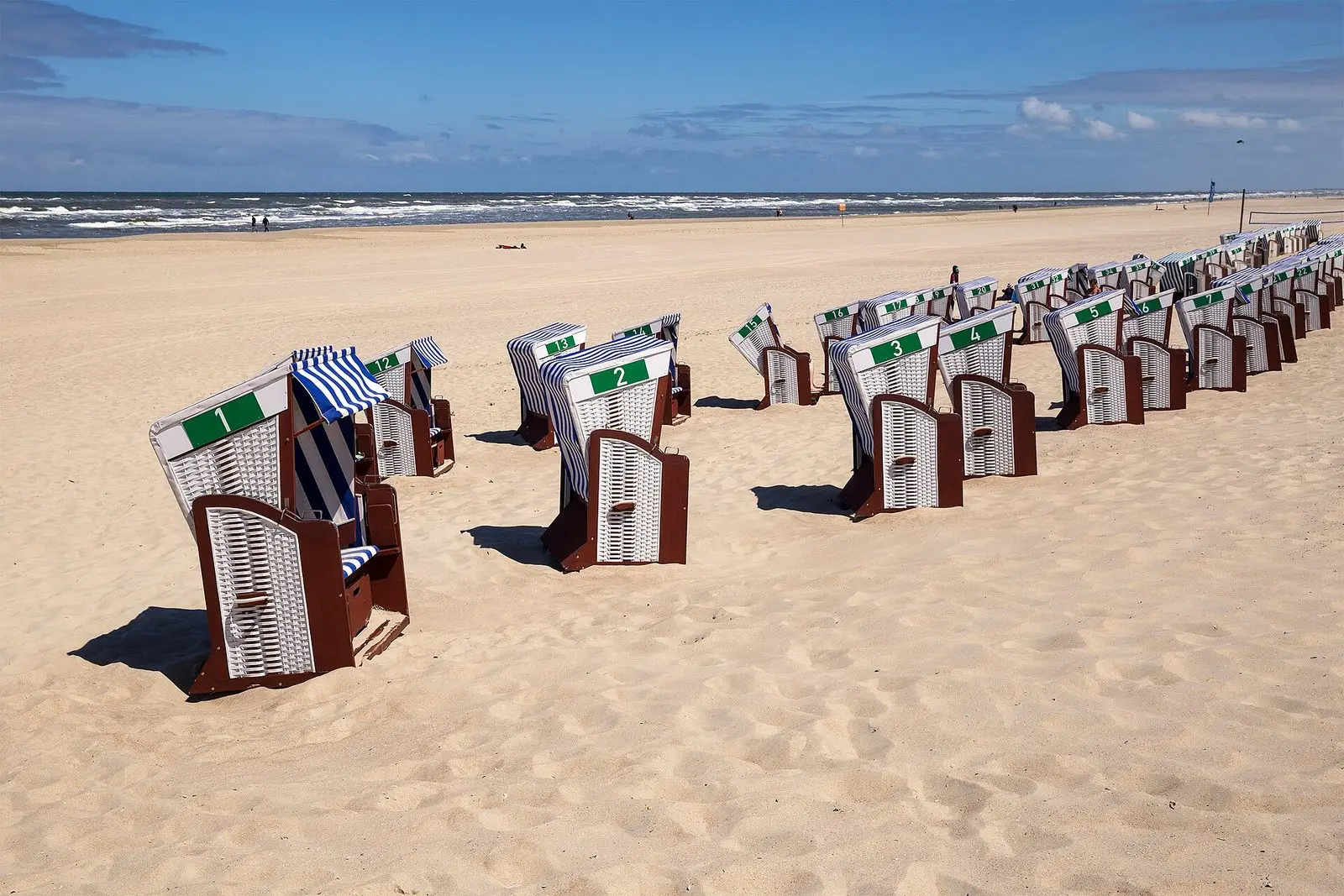 Reihe von Strandkörben am Strand an der Weißen Düne auf Norderney