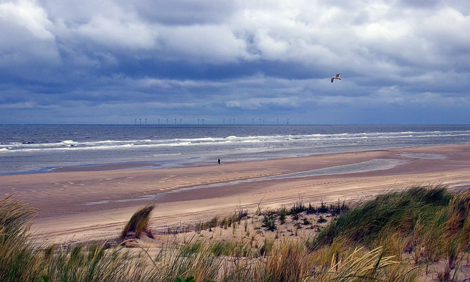 Strand von Wangerooge mit Dünen unter Wolkenhimmel