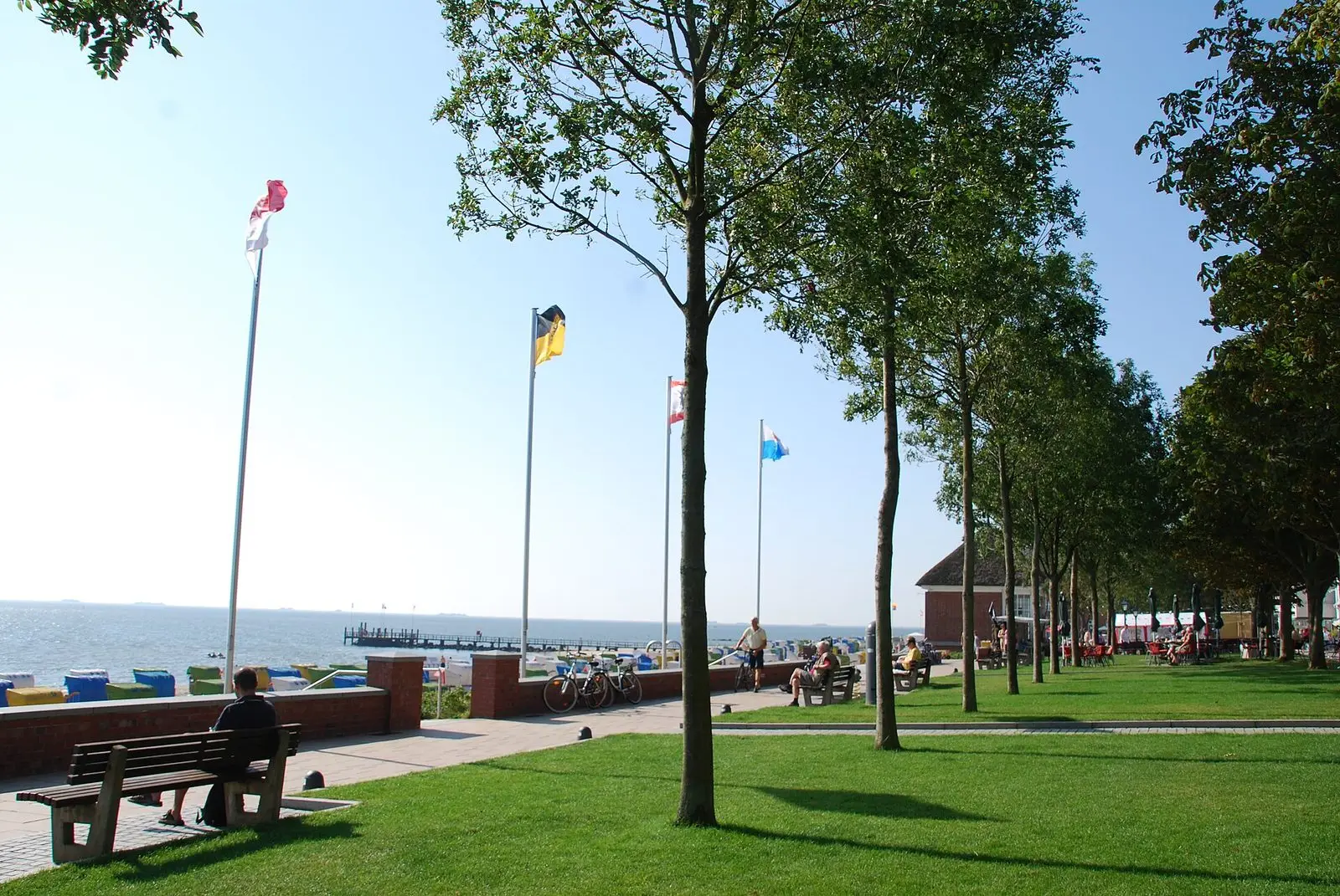 Grünanlage und Promenade am Sandwall in Wyk mit Blick aufs Meer