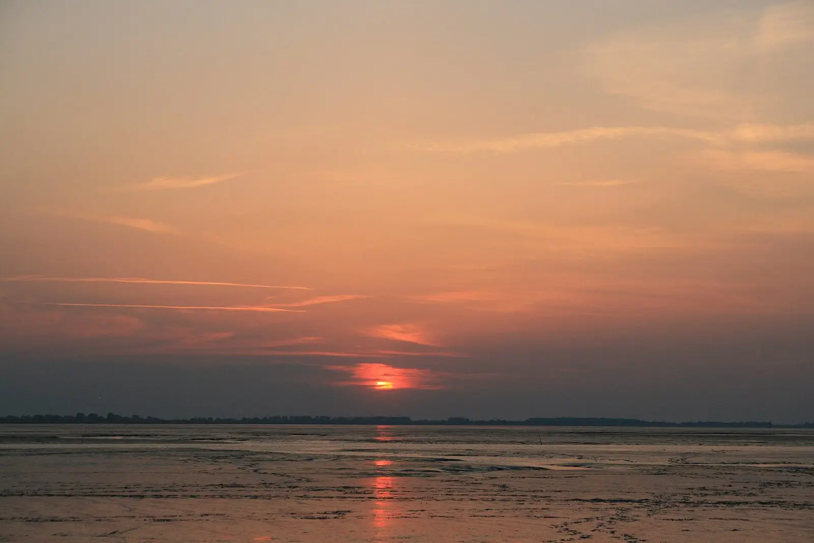 Roter Sonnenuntergang über dem Watt des Jadebusens bei Dangast