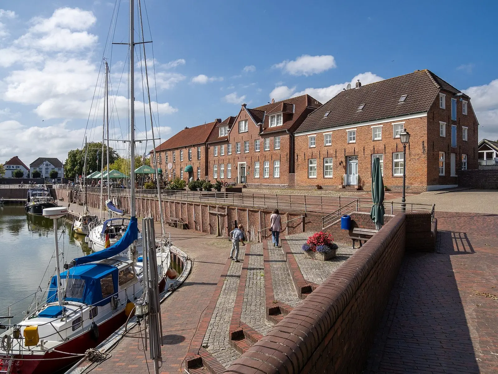 Alter Hafen Hooksiel mit Segelbooten und historischen Packhäusern