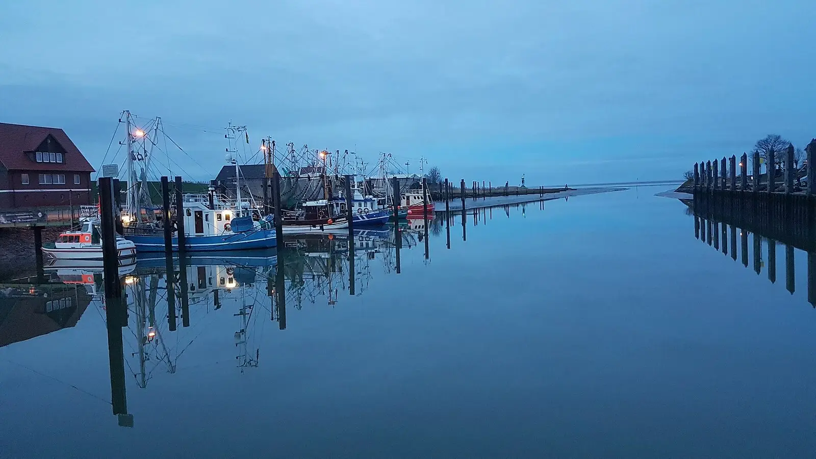 Kutterhafen Fedderwardersiel zur blauen Stunde mit Spiegelungen