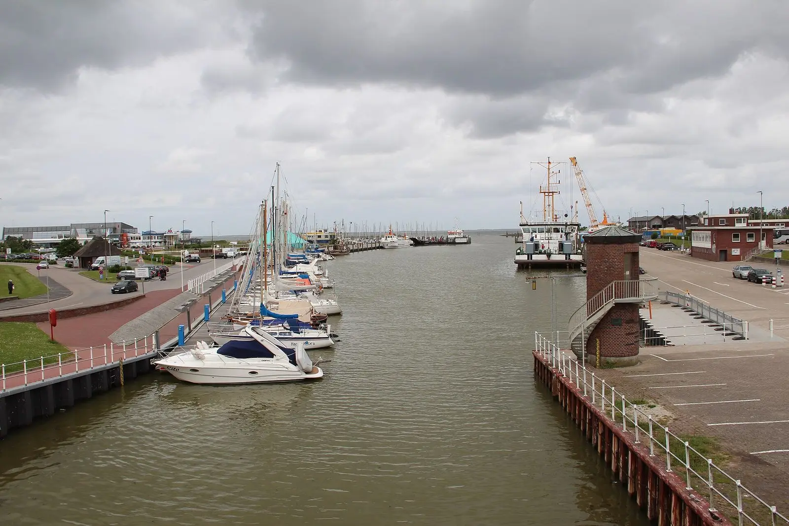 Hafen Bensersiel mit Sportbooten und Fähranleger