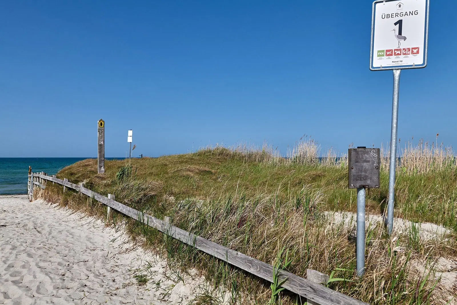 Strandübergang durch die Dünen in Zingst im Nationalpark Vorpommersche Boddenlandschaft