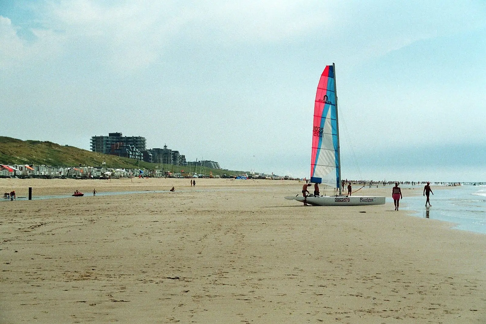 Breiter Nordseestrand von Egmond aan Zee mit Katamaran