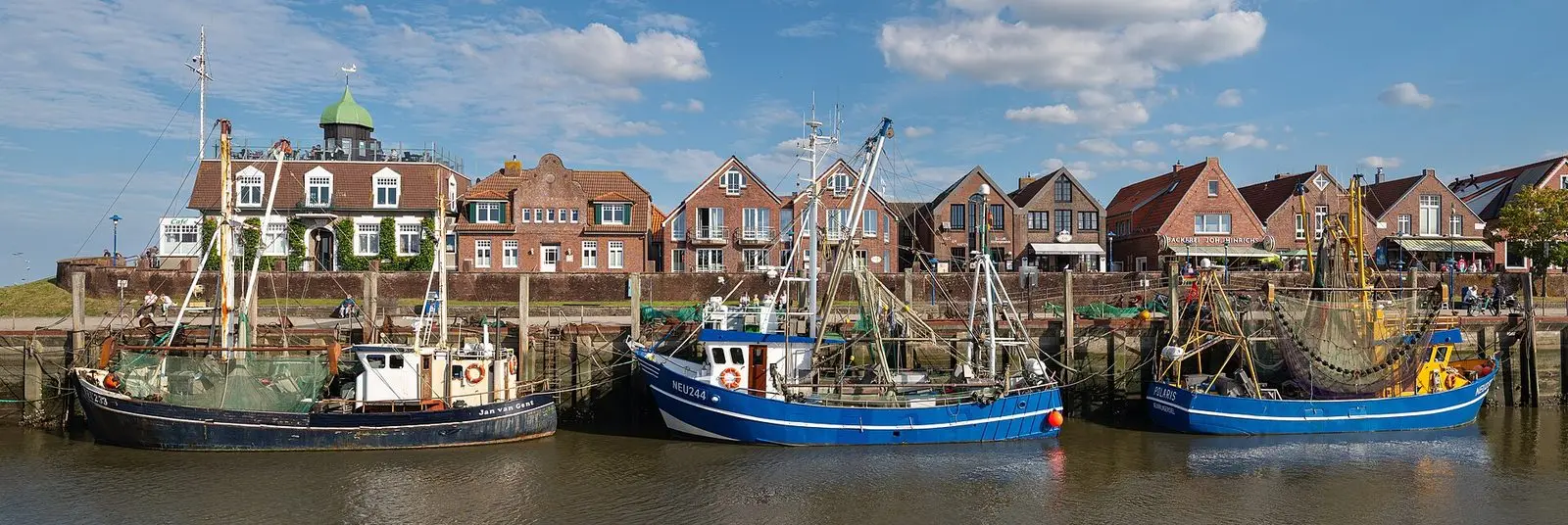 Krabbenkutter im Kutterhafen von Neuharlingersiel vor der Häuserzeile