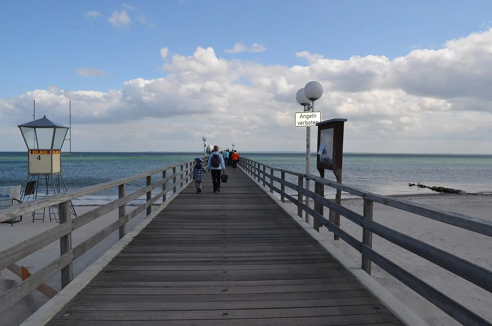 Holzsteg der Seebrücke Grömitz mit DLRG-Turm und Blick auf die Ostsee