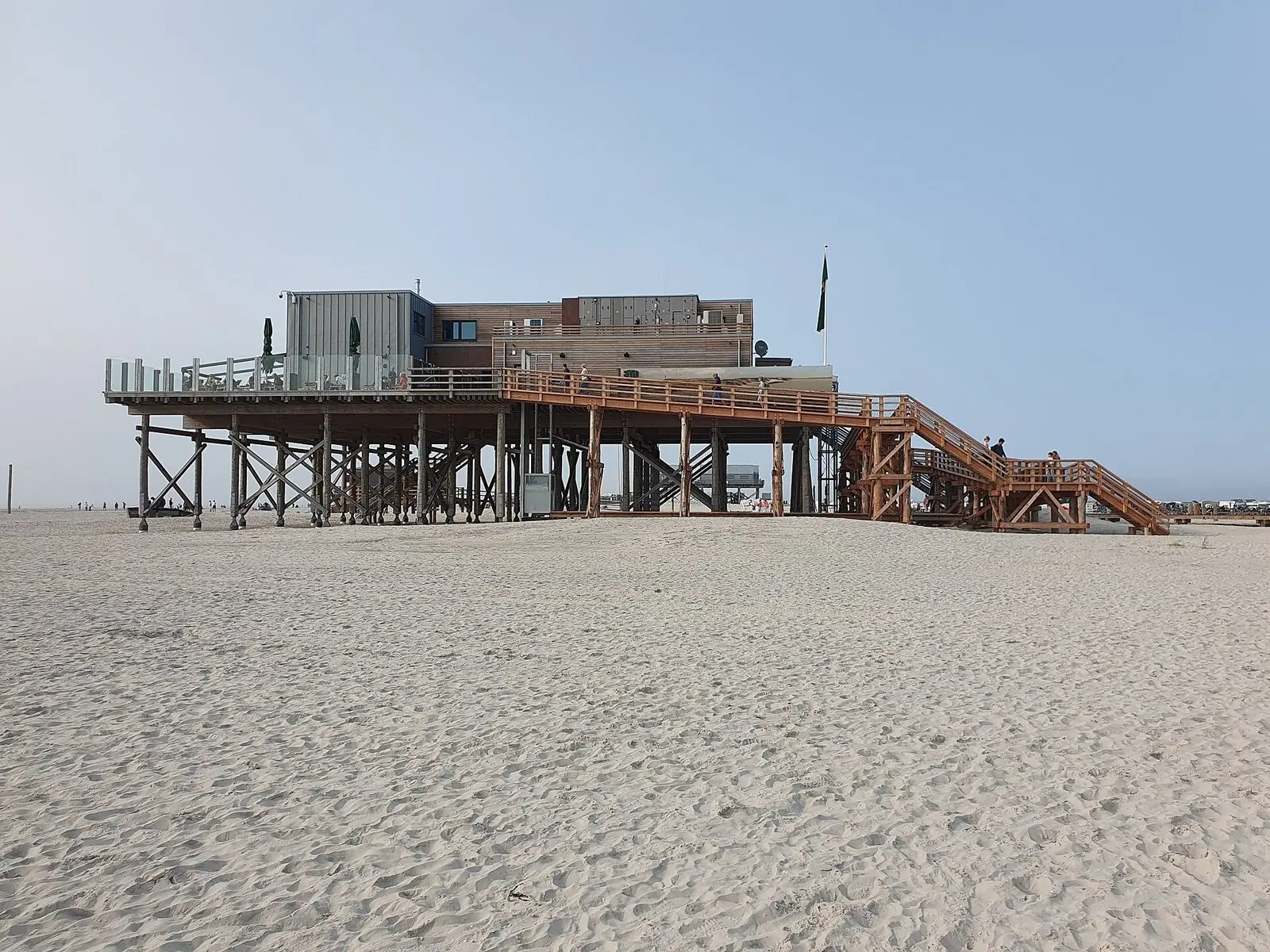 Neuer Pfahlbau der Strandbar 54° Nord auf dem breiten Sandstrand von Ording