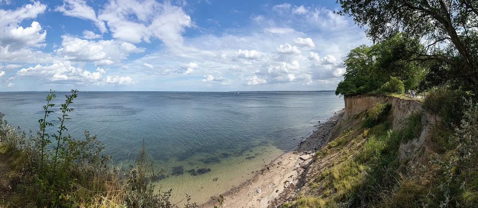 Blick vom Brodtener Steilufer über die Ostsee und den Strand darunter