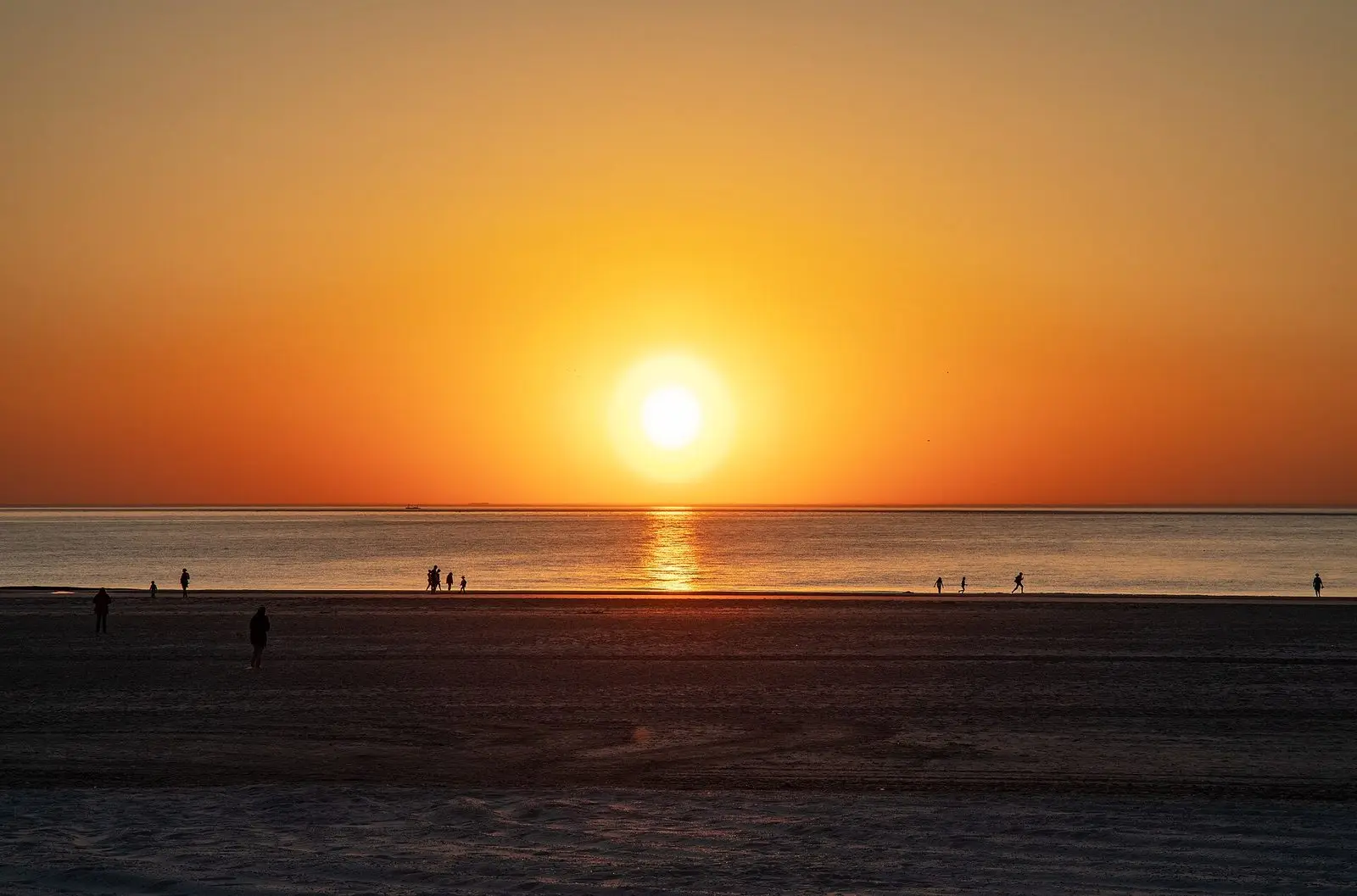 Sonnenuntergang über dem Meer am Strand von Langeoog