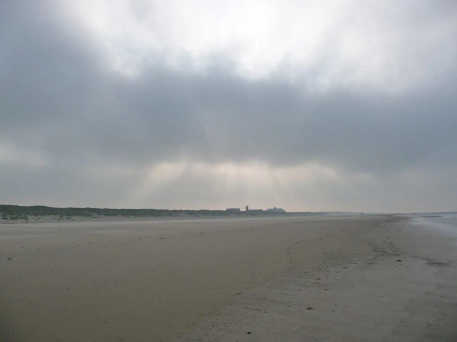 Weiter Hauptstrand von Juist im Oktober mit Sonne hinter Wolken