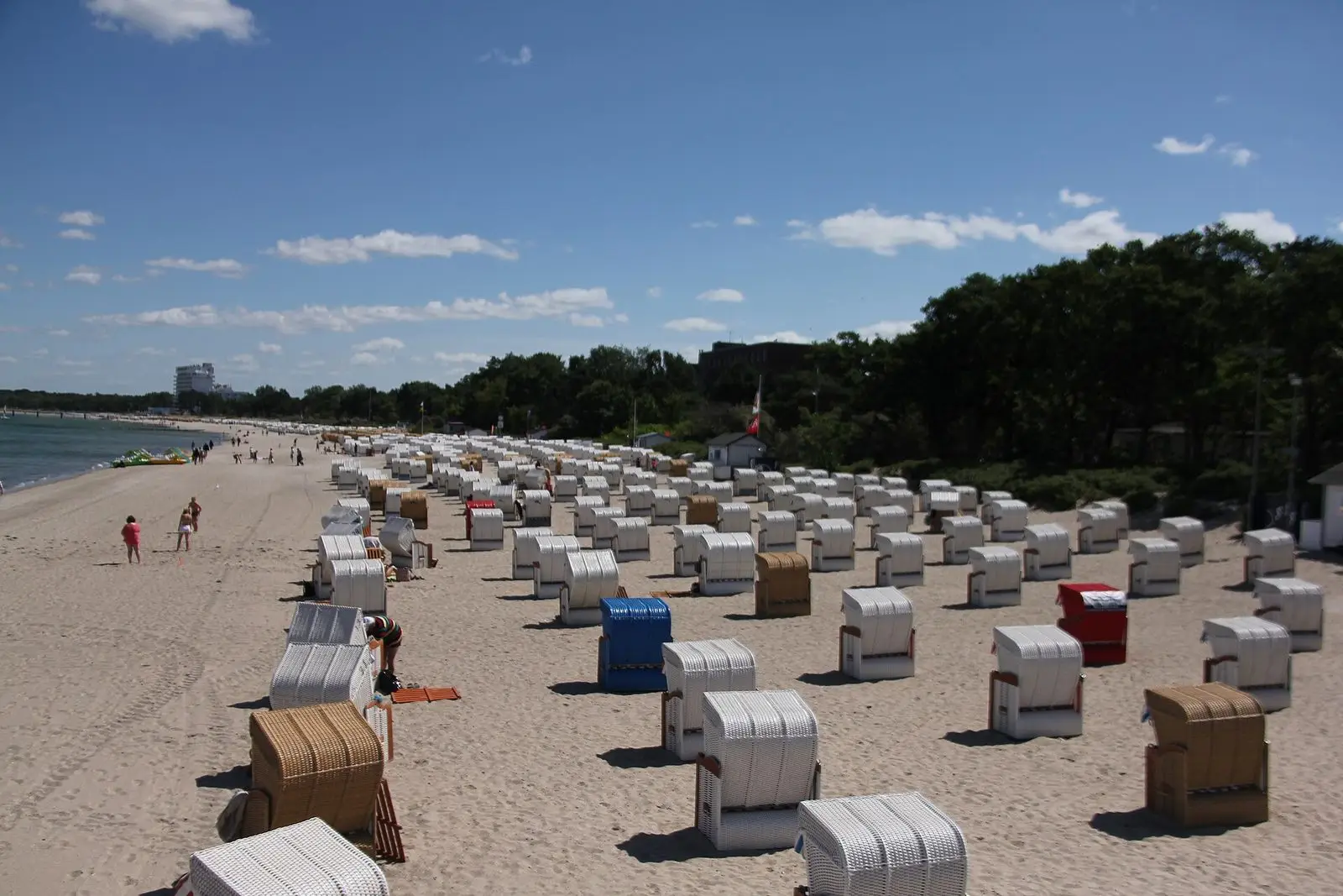 Reihen von Strandkörben am Timmendorfer Strand