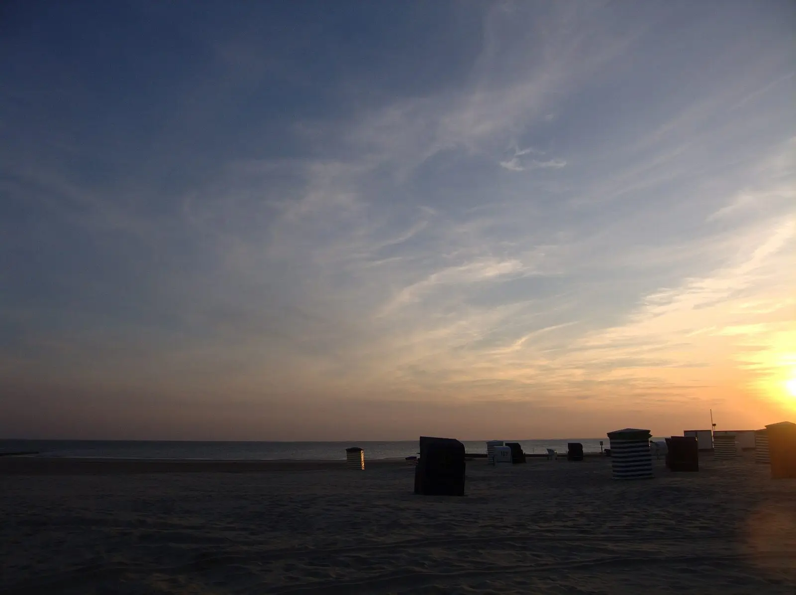 Sonnenuntergang am Südstrand von Borkum mit Strandkörben