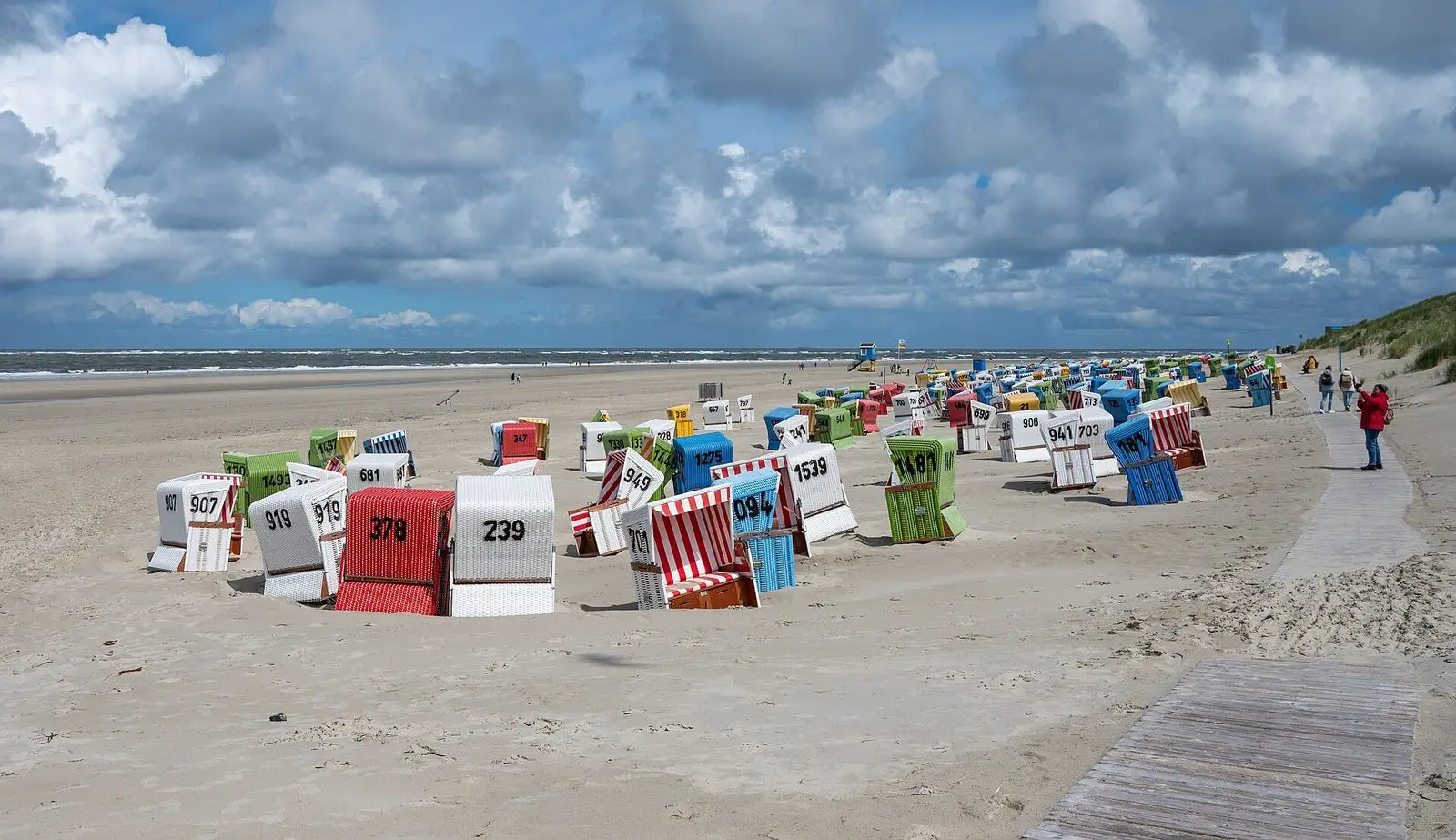 Bunte Strandkörbe am breiten Strand von Langeoog