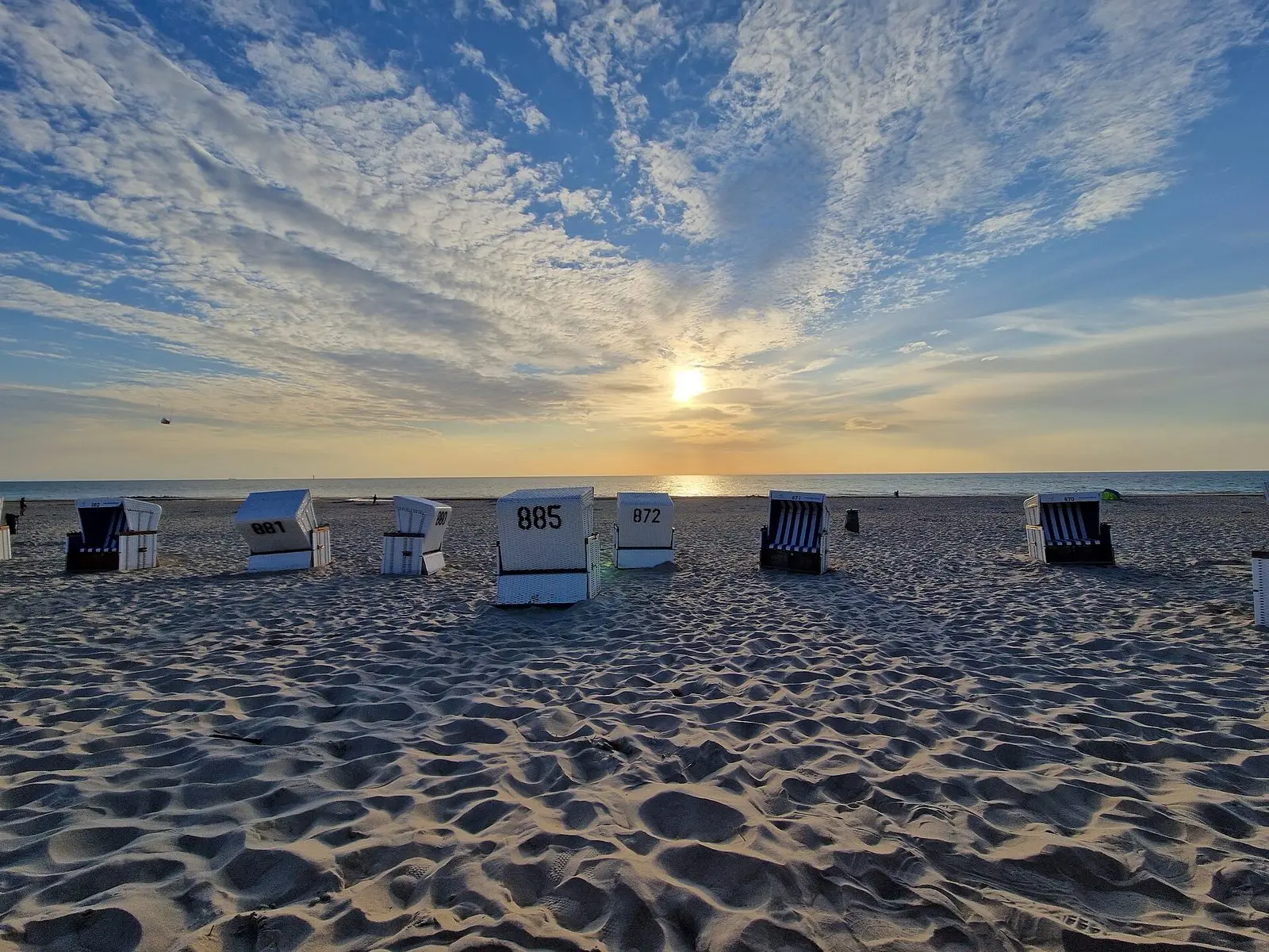 Strandkörbe am Westerländer Strand bei Sonnenuntergang