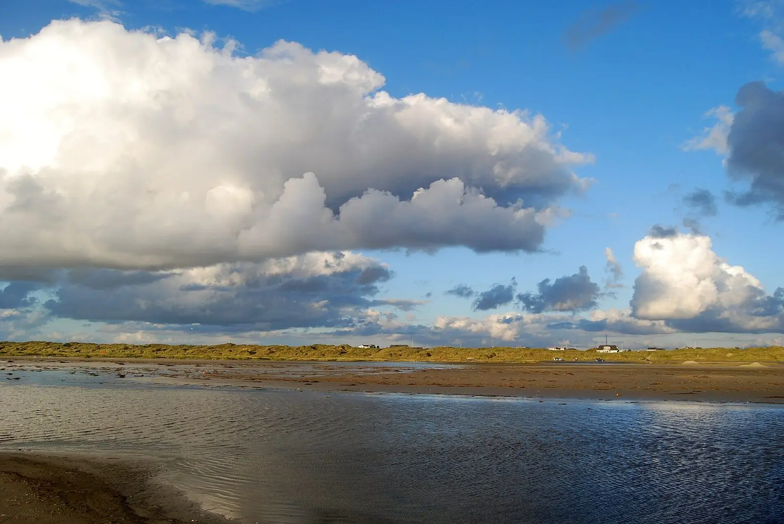 Weiter Strand auf Fanø mit Wolkenspiegelung im nassen Sand